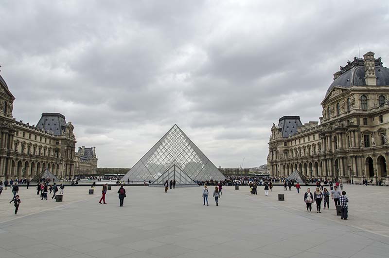91 - Francia - Paris - museo del Louvre - patio Napoleon.jpg